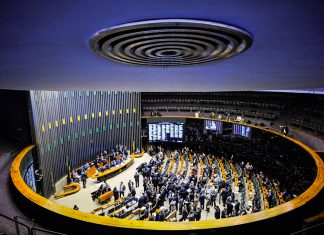 CCJ da Câmara aprova admissibilidade de PEC que altera regra de ouro